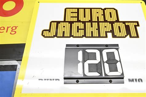 Dansker vinder over 750 millioner i Eurojackpot .